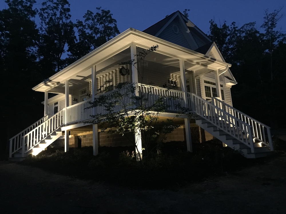 Stonehill Cottages — 4-Star Luxury Hotel in Mena, United States