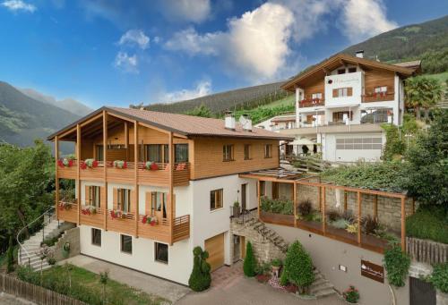 Hilburgerhof — 4-Star Luxury Hotel in Scena, Italy