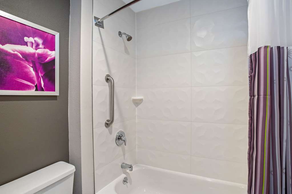 La Quinta Inn & Suites by Wyndham Hartford Bradley Airport - photo 31