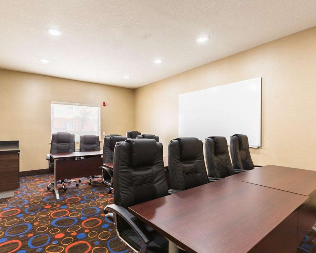 Econo Lodge Inn & Suites East - photo 38