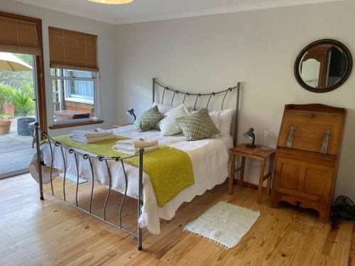Ixia studio Serene solar pet friendly garden and valley views