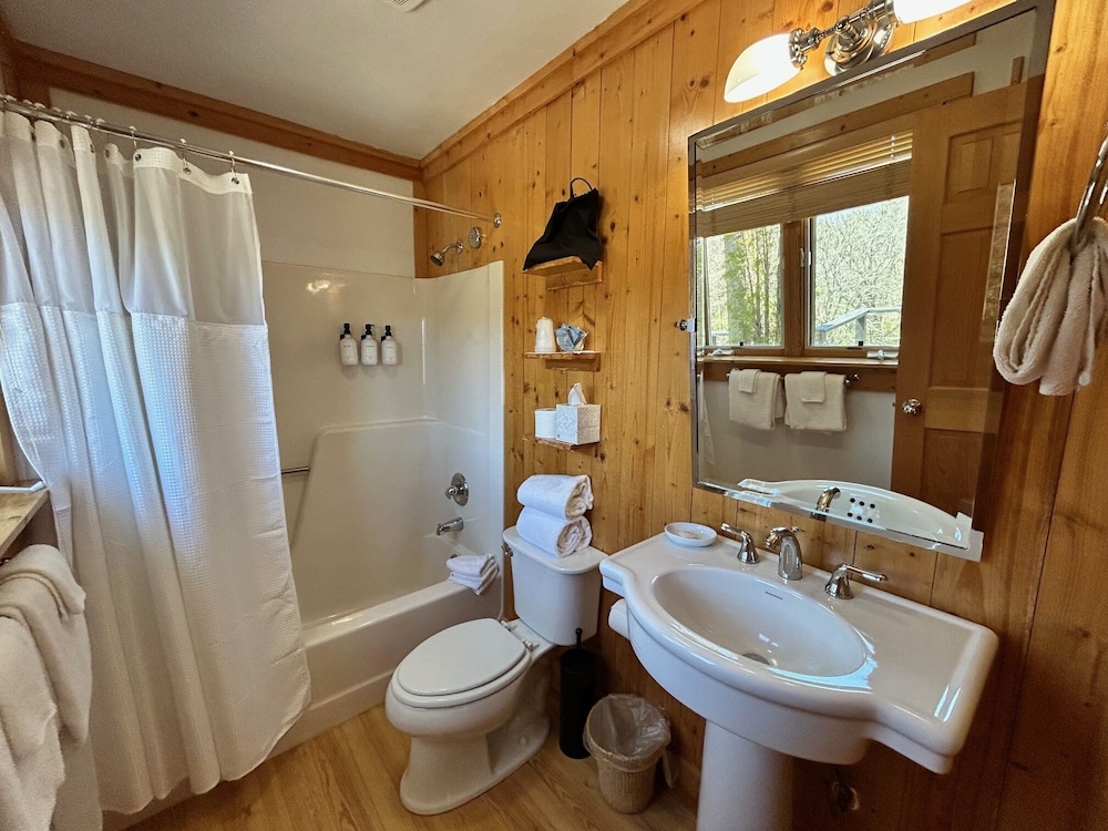 Fire Mountain Inn Cabins & Treehouses - photo 20