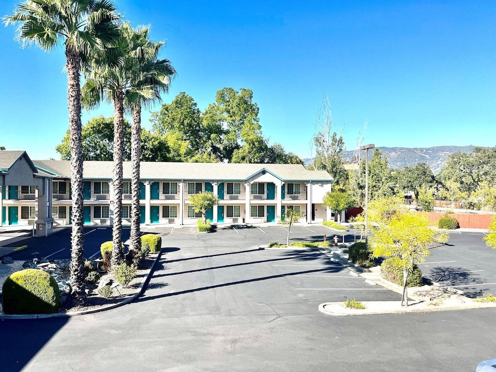 Cloverdale Wine Country Inn Suites — Cloverdale