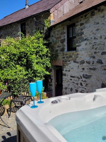Snuggle hot tub Dolgoy — 4-Star Luxury Hotel in Llandysul, United Kingdom
