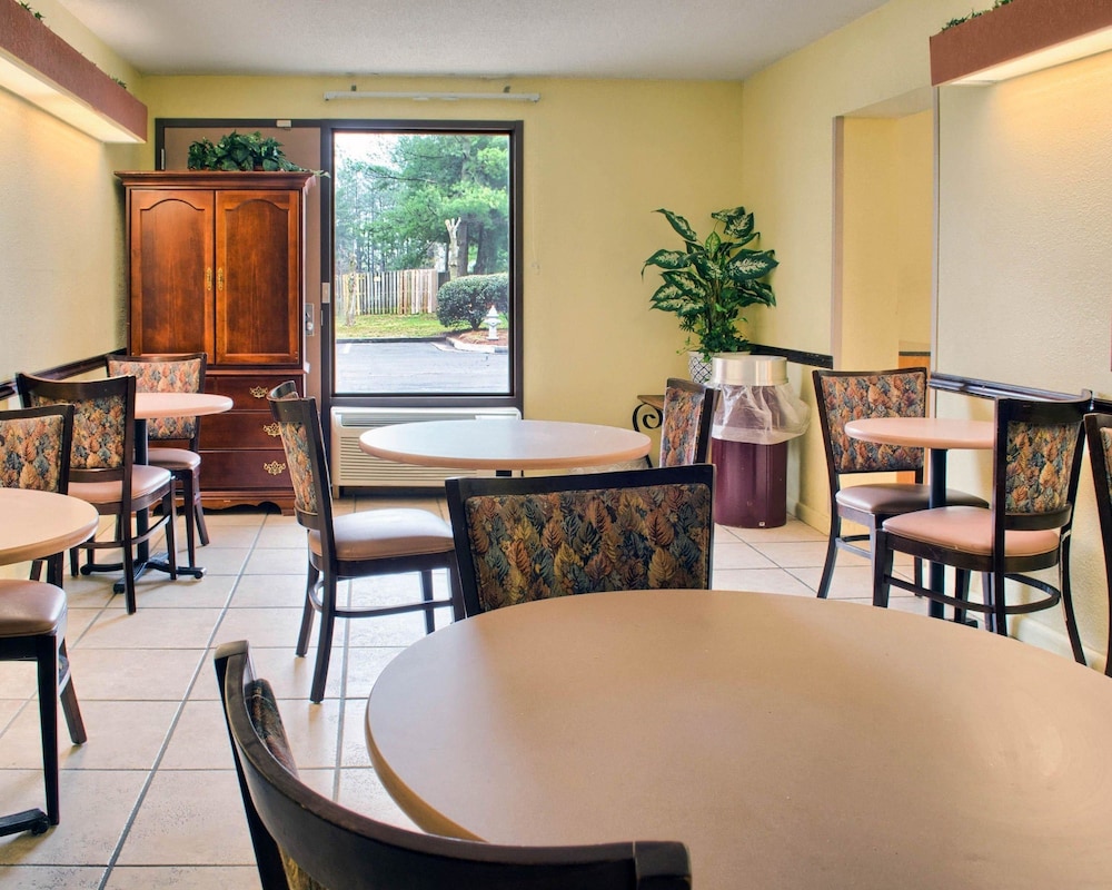 Econo Lodge Richmond VA - photo 10