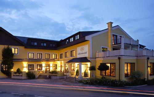 Wilhelminenhof — 4-Star Luxury Hotel in Trausdorf An Der Wulka, Austria