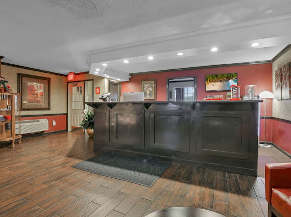 Red Roof Inn Uhrichsville - photo 2