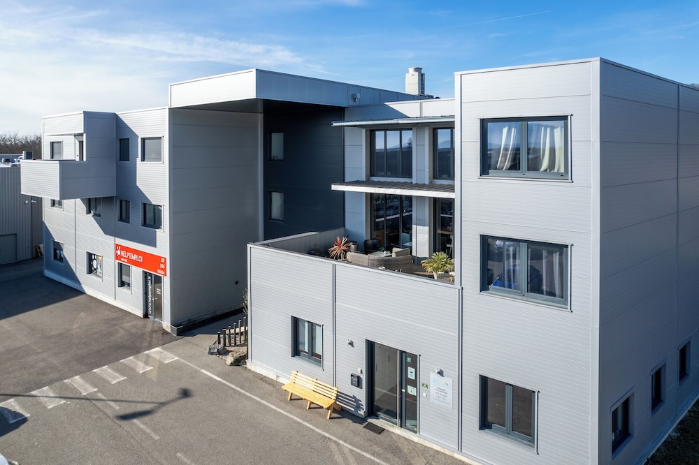 Le H85 - carbon neutral hotel in Chatte