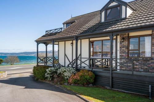 Fenworth Taupo Holiday Home — 4-Star Luxury Hotel in Taupo, New Zealand