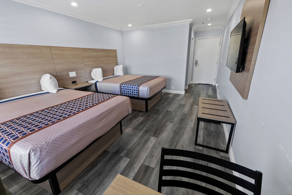 Downey Inn Luxury Suites - photo 8