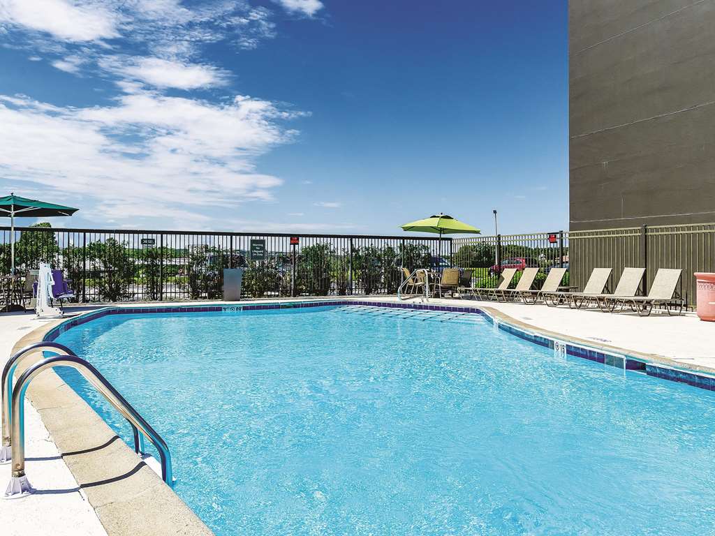 La Quinta Inn & Suites by Wyndham Warwick Providence Airport - photo 10