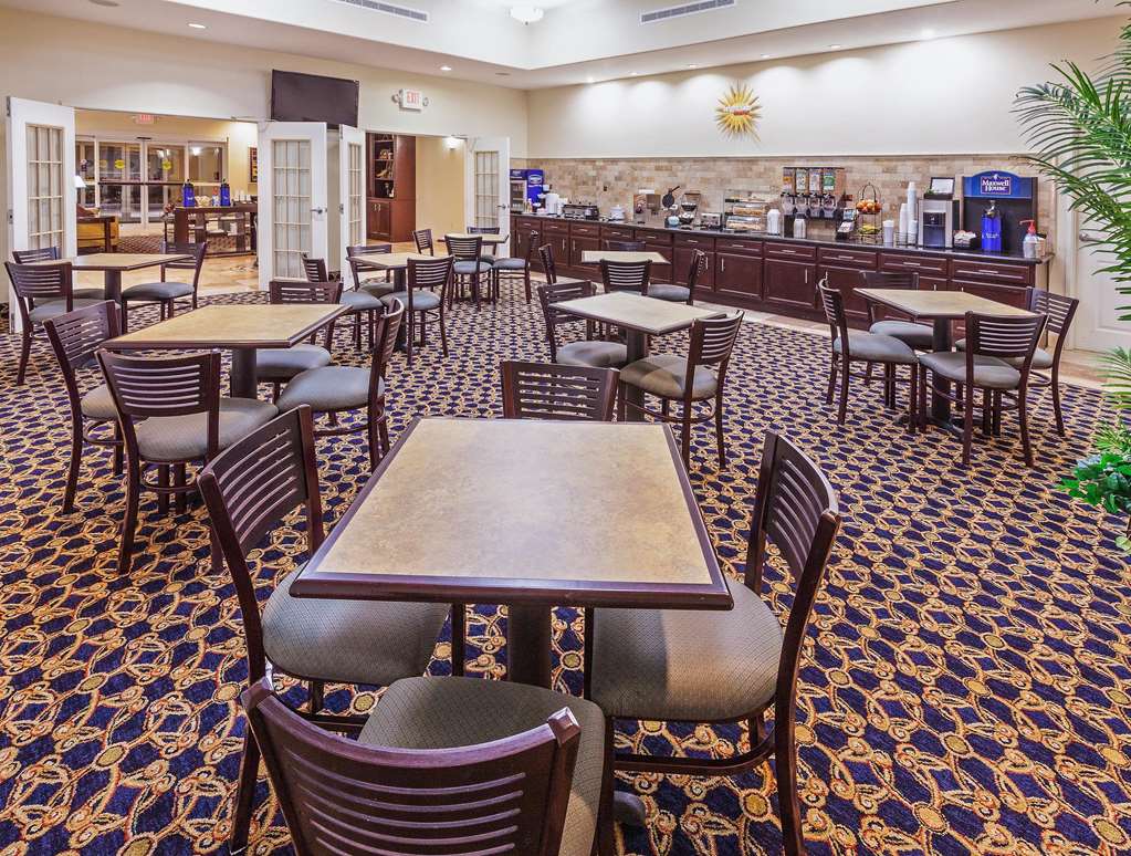La Quinta Inn & Suites by Wyndham Alvin - photo 40