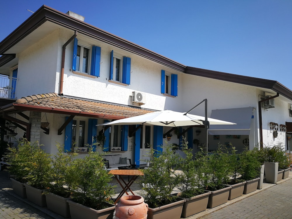 Villa Roma Bed and Breakfast — 4-Star Luxury Hotel in Iesolo, Italy