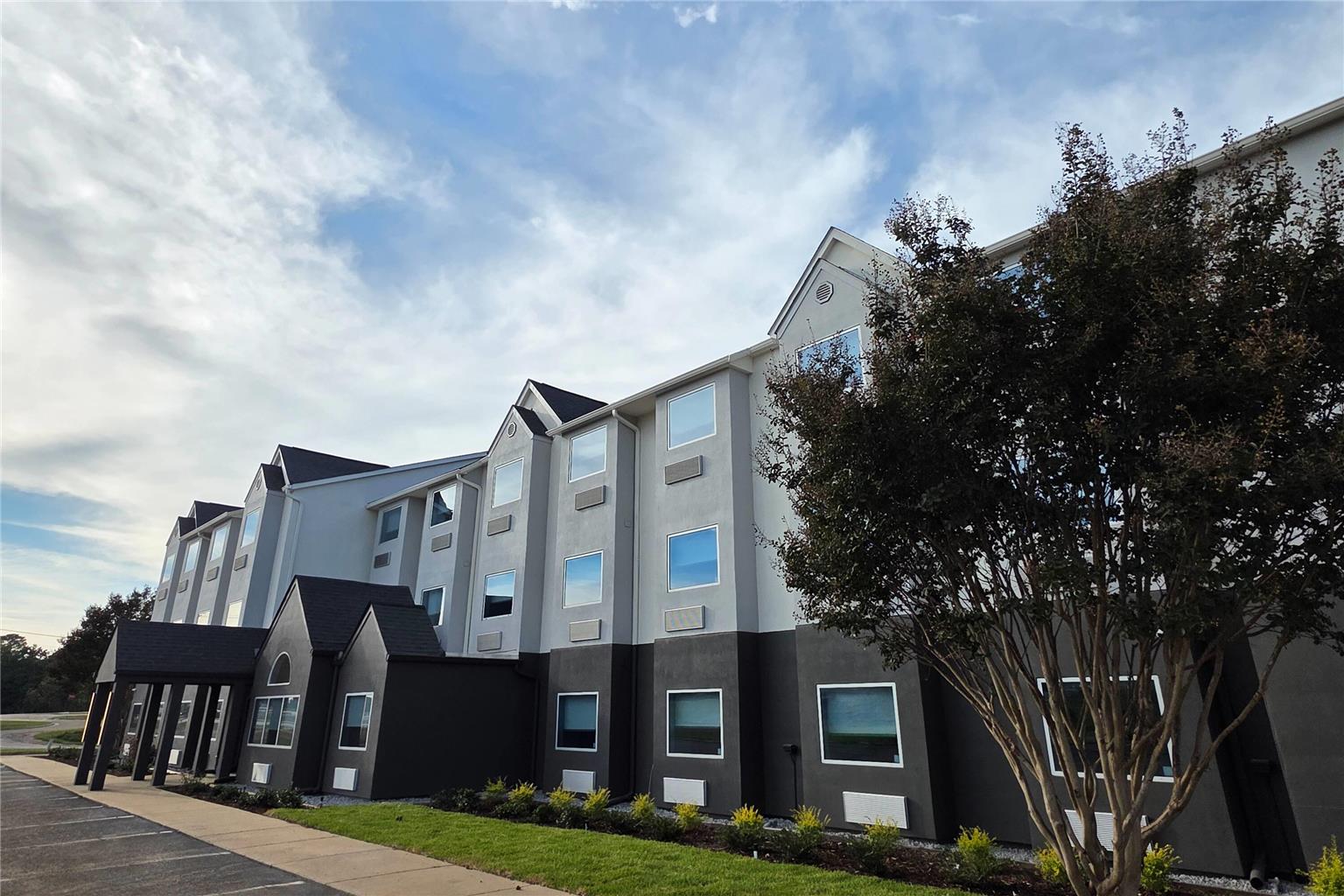 Days Inn & Suites by Wyndham Brandon Amphitheater - photo 3