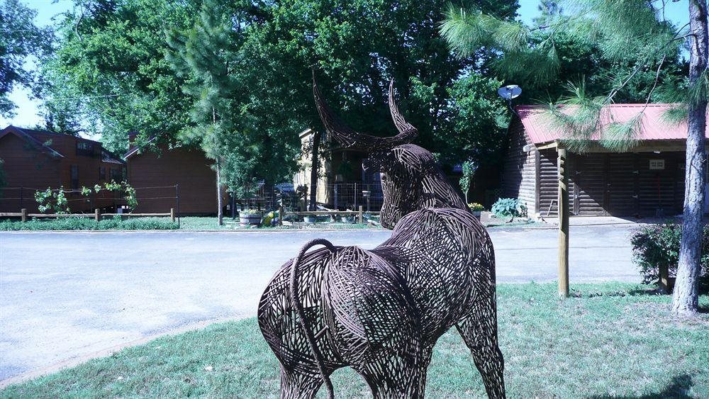 Rustic Creek Ranch Resort - carbon neutral hotel in Burleson