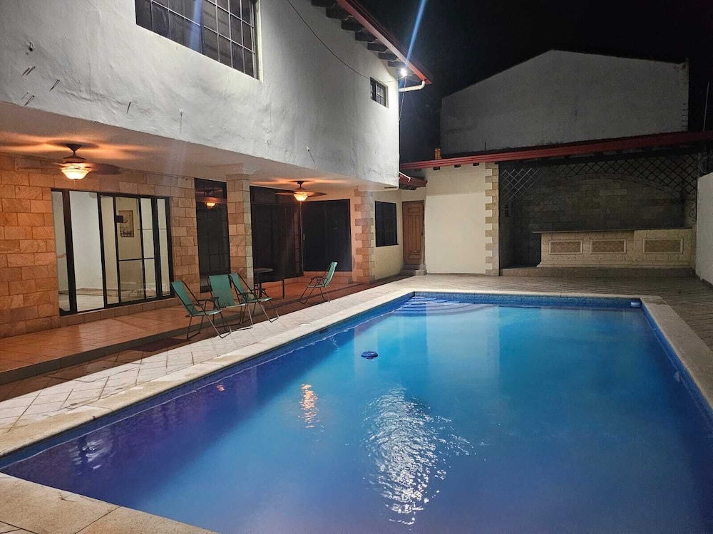 Hermosa Habitación Con Piscina in San Pedro Sula, Honduras