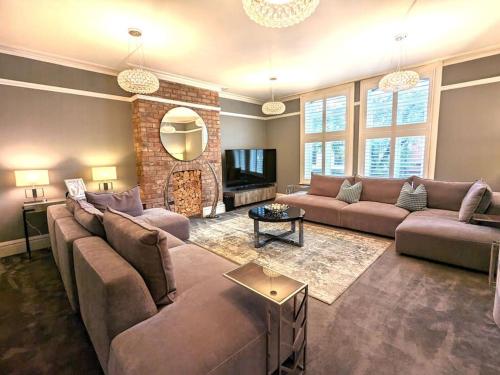 Lux 2 Bed Apartment 2 Parking spaces 1 minute to Metrolink — 4-Star Luxury Hotel in Sale, United Kingdom