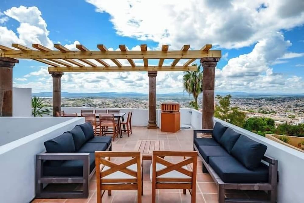 LUXO Casa en San Miguel de Allende Centro con Vistas Panorámicas — 4-Star Luxury Hotel in San Miguel De Allende, Mexico