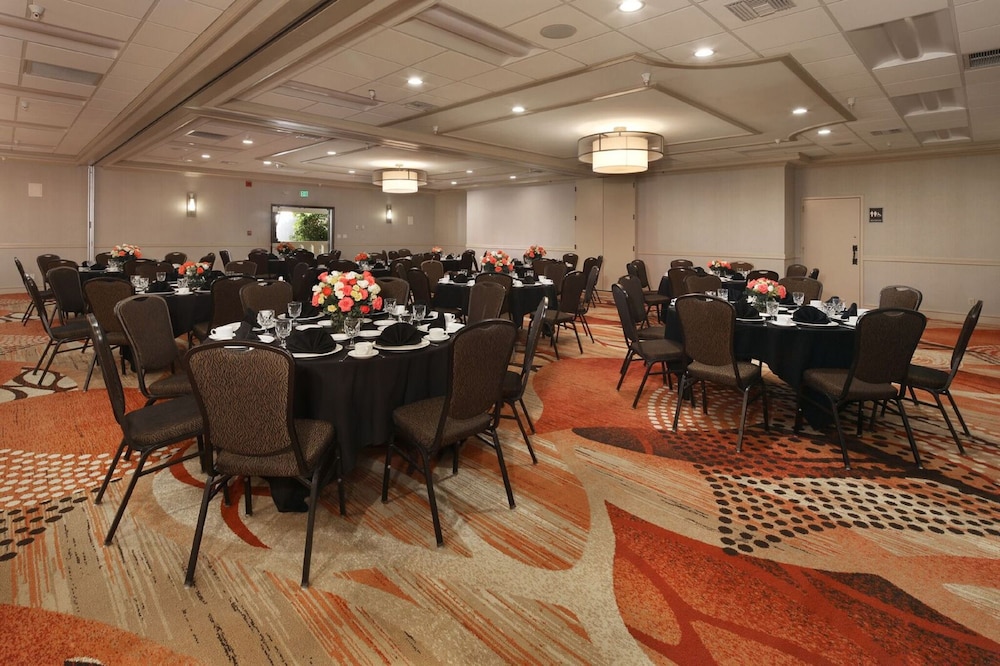 Embassy Suites by Hilton Palm Desert - photo 38