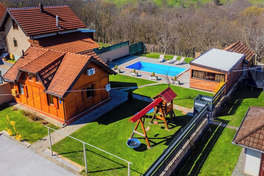 Timber Cottage With Pool — 4-Star Luxury Hotel in Cakovec, Croatia