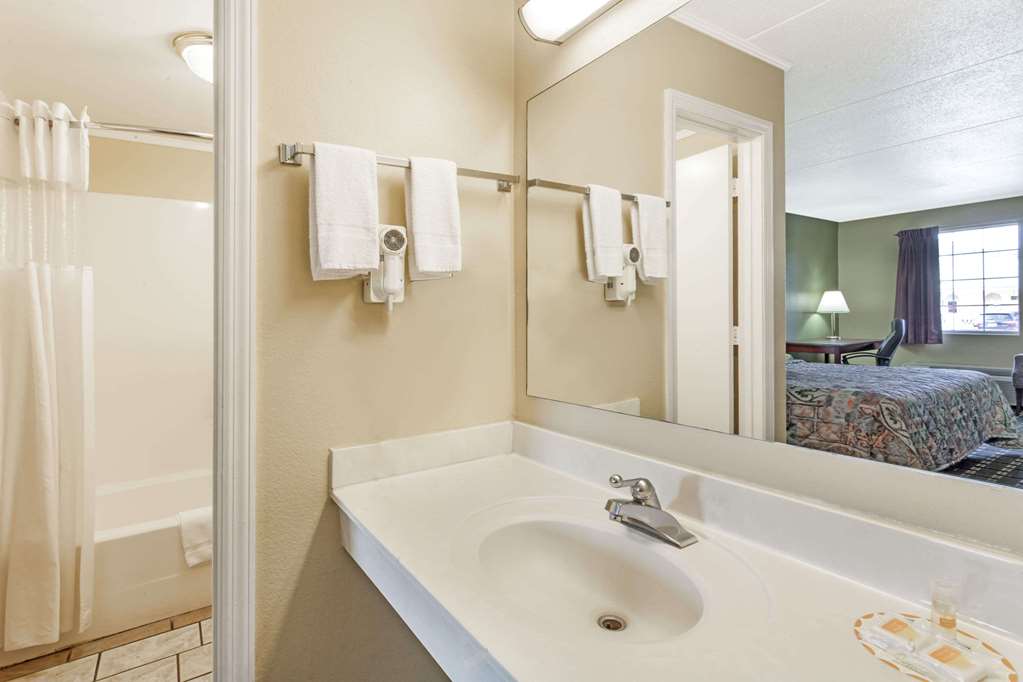 Days Inn by Wyndham Lenoir City - photo 8