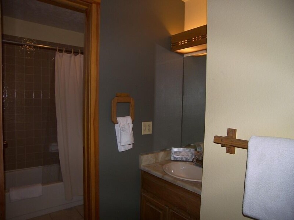 Snowscape 2 Bed 2 Bath - photo 32