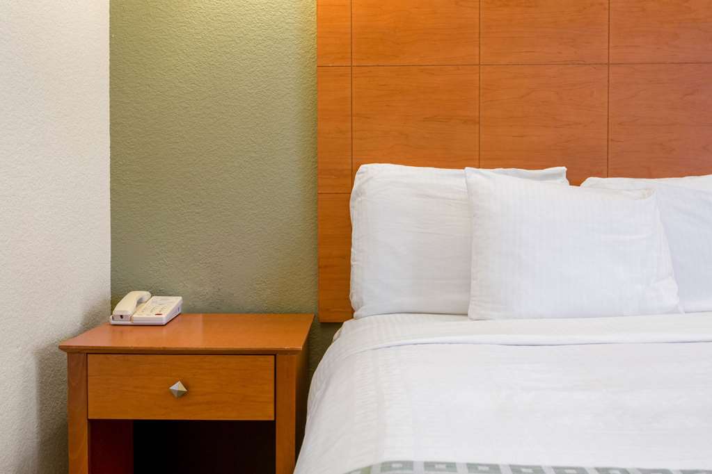 La Quinta Inn & Suites by Wyndham Tulare - photo 18