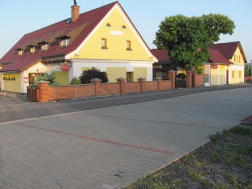Šindlerův Dvůr — hotel in Krmelin