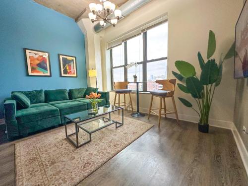 Skyline 2BR in South Loop with Optional Parking & Gym Access Near Museum Campus and McCormick Place — 4-Star Luxury Hotel in Chicago, United States