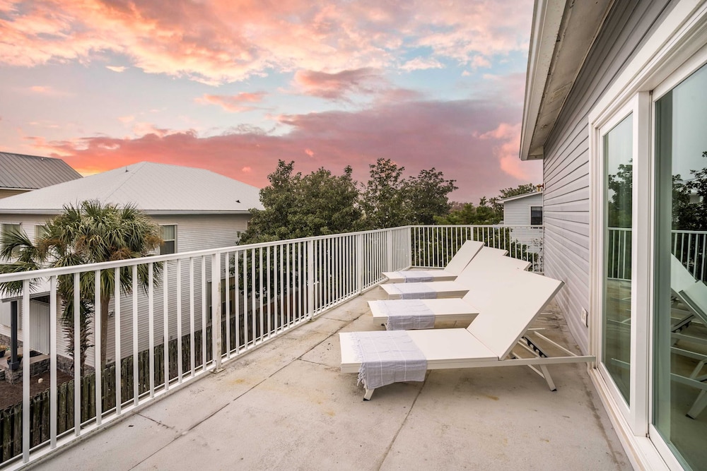 Hourglass by Avantstay Chic Beach Getaway w Pool & Two Large Balconies - photo 38