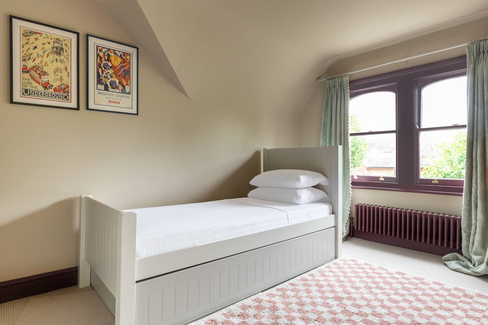 Westover Road III by Onefinestay — 4-Star Luxury Hotel in London, United Kingdom