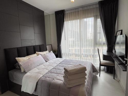 Luxurious Downtown condo w train access