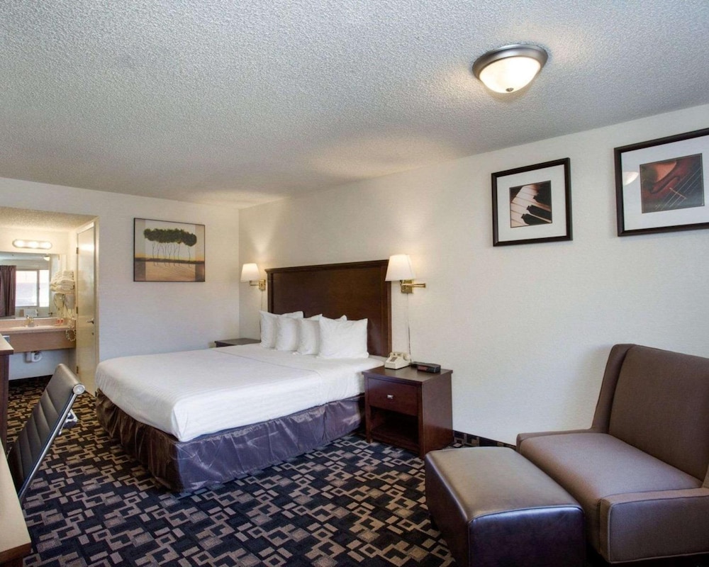 MorningGlory Inn & Suites - photo 15