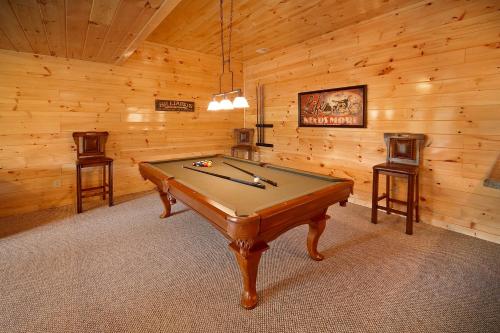 Amazing Views Theater Hot Tub Game Room — 4-Star Luxury Hotel in Gatlinburg, United States