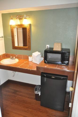 Pasadena Inn & Suites - photo 4