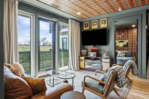 Luxe Nashville Trio Sleeps 21 and Rooftop Access — 4-Star Luxury Hotel in Nashville, United States