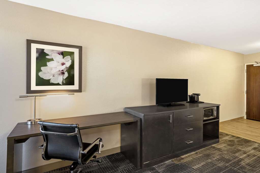 La Quinta Inn & Suites by Wyndham Columbus MS - photo 23