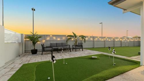 Putt Putt Pool Slide 100m To Beach Ultimate Family Entertainer — Kingscliff
