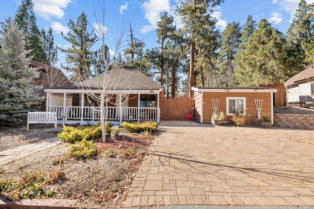 Chipmunk House Magical Boulder Bay cottage within a picturesque setting — 4-Star Luxury Hotel in Big Bear Lake, United States
