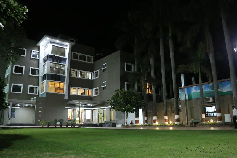 Hotel Bee Town By FabHotels — hotel in Indore