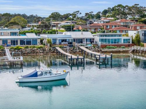 Lake Front Outdoor Hot tub in Merimbula, Australia
