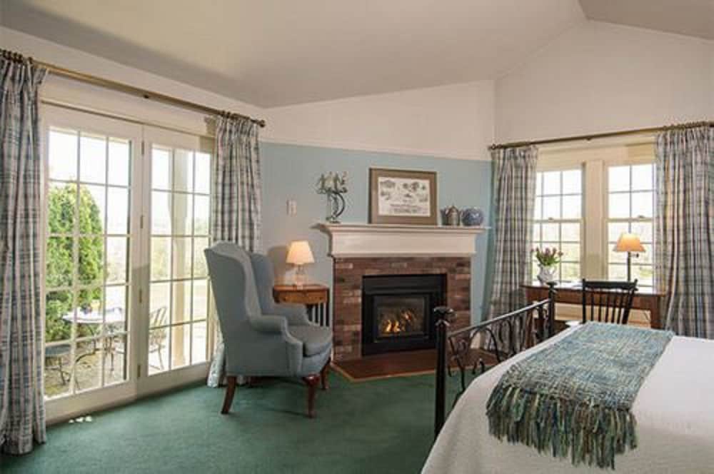 Chesterfield Inn - photo 9