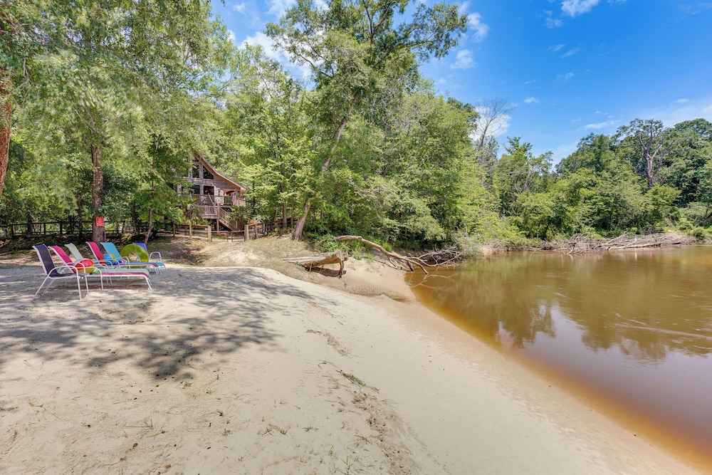 Riverfront Cabin with Outdoor Oasis in Seminary — 4-Star Luxury Hotel in Collins, United States