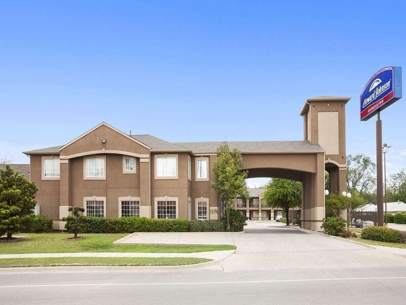 Howard Johnson By Wyndham Grand Prairie Near Lone Star Park — Grand Prairie
