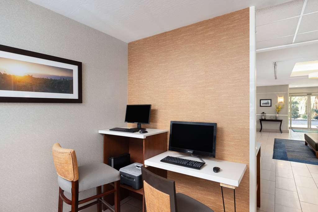 La Quinta Inn & Suites by Wyndham Bakersfield North - photo 33