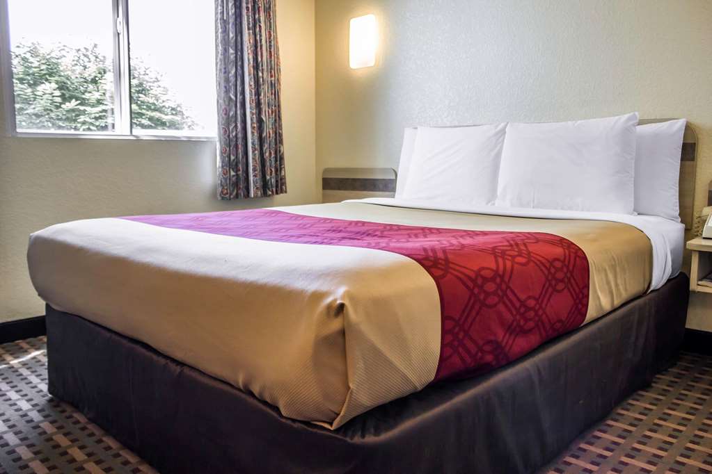 Econo Lodge Meadville PA - photo 18