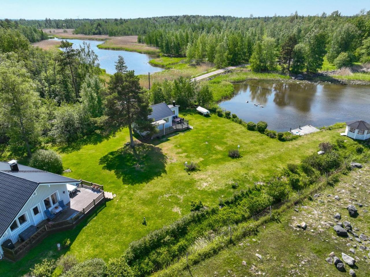 House and guest house with sauna by the sea — 4-Star Luxury Hotel in Naerpes, Finland