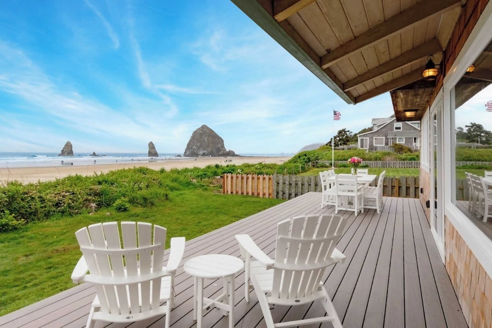 Oceanfront w Direct Beach Access Game Room Views Driftaway by Avantstay in Cannon Beach, United States