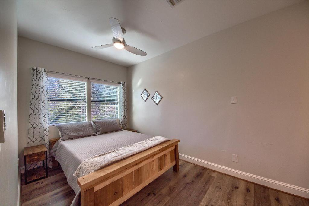 CL 954 River Cliff Retreat in Canyon Lake, United States