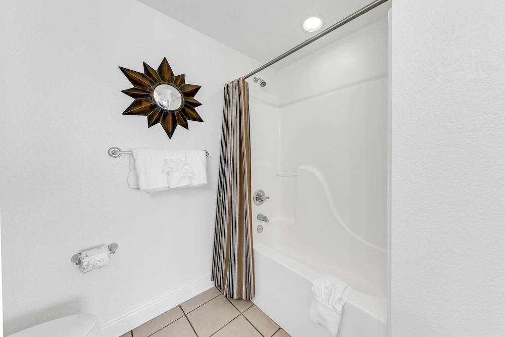 Crystal Tower Comfort Condos by Hosteeva - photo 78